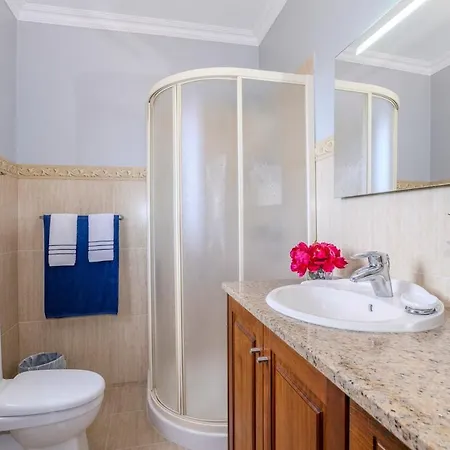 Dom wakacyjny La Casita Felizola-3br House & Parking