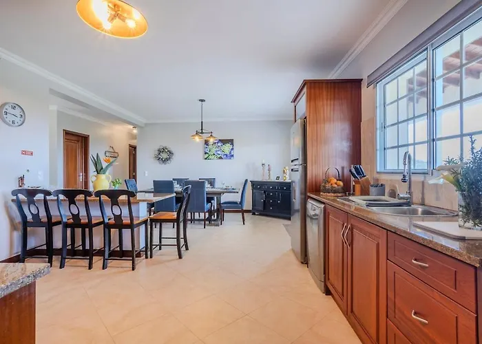 Feriehus La Casita Felizola- Charming Coastal Escape