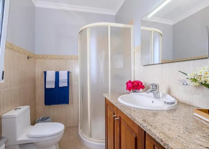 Feriehus La Casita Felizola- Charming Coastal Escape